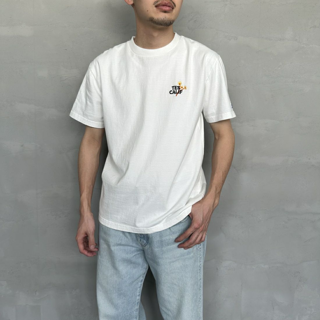 The Endless Summer [エンドレスサマー] 別注 花柄ワンポイント刺繍ロゴ ショートスリーブTシャツ [FH-24574503-JF] 07 WHITE &&モデル身長：168cm 着用サイズ：M&&