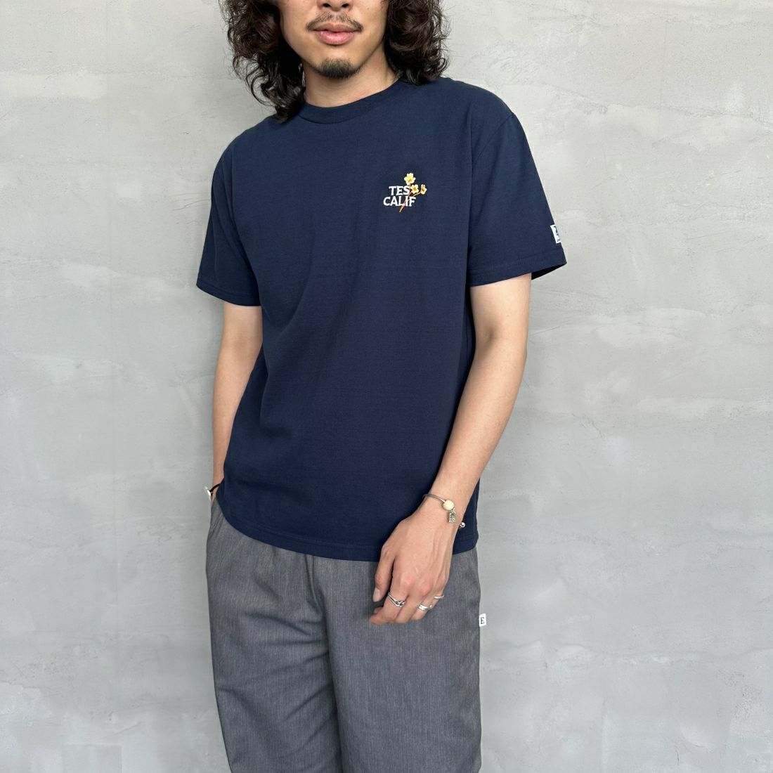 The Endless Summer [エンドレスサマー] 別注 花柄ワンポイント刺繍ロゴ ショートスリーブTシャツ [FH-24574503-JF] 60 NAVY &&モデル身長：173cm 着用サイズ：M&&