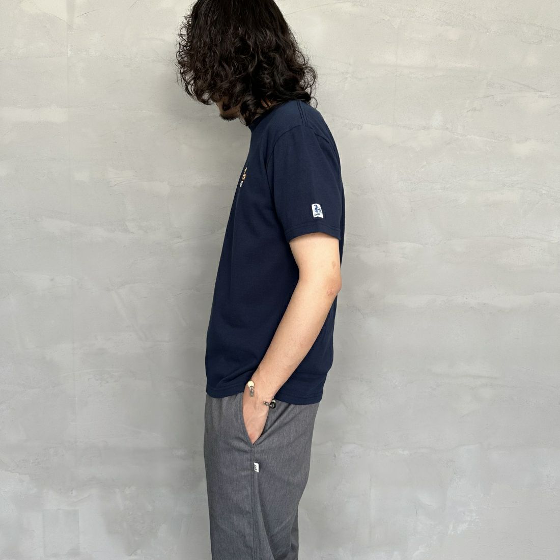 The Endless Summer [エンドレスサマー] 別注 花柄ワンポイント刺繍ロゴ ショートスリーブTシャツ [FH-24574503-JF] 60 NAVY &&モデル身長：173cm 着用サイズ：M&&