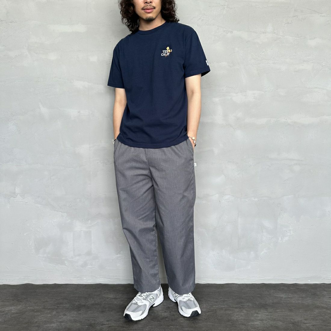 The Endless Summer [エンドレスサマー] 別注 花柄ワンポイント刺繍ロゴ ショートスリーブTシャツ [FH-24574503-JF] 60 NAVY &&モデル身長：173cm 着用サイズ：M&&
