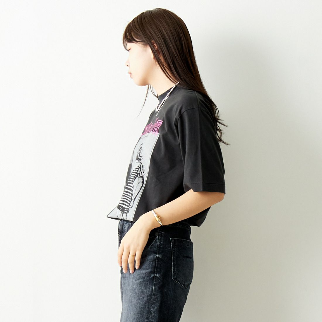blurhms ROOTSTOCK [ブラームス ルーツストック] We dont like スタンダードプリントTシャツ [BROOTS24S33SONIC6] 02 INK BLK &&モデル身長：167cm 着用サイズ：0&&