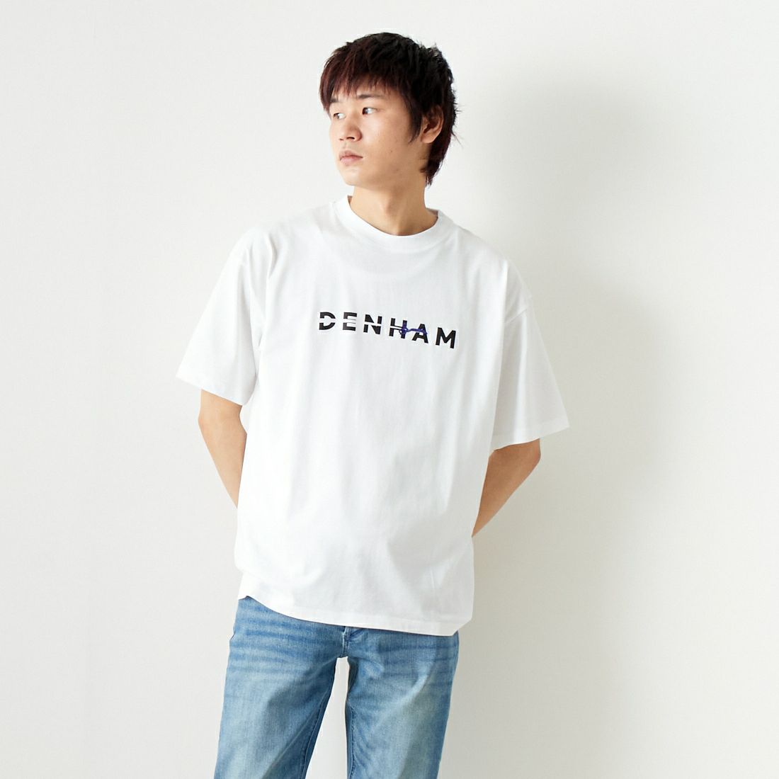 DENHAM [デンハム] カットロゴTシャツ [CUT-THE-LOGO-TEE] WHITE &&モデル身長：182cm 着用サイズ：M&&