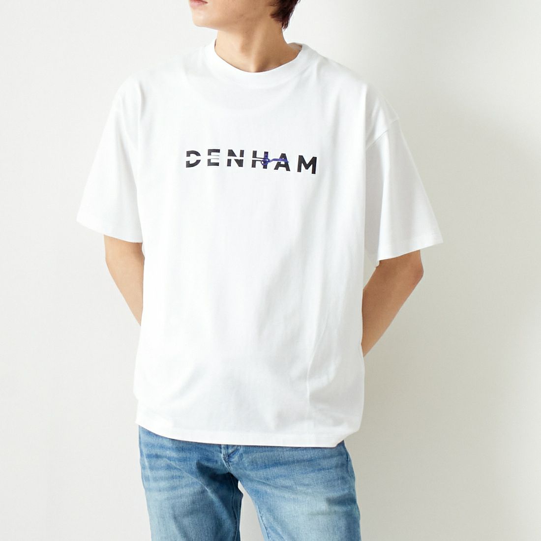 DENHAM [デンハム] カットロゴTシャツ [CUT-THE-LOGO-TEE] WHITE &&モデル身長：182cm 着用サイズ：M&&