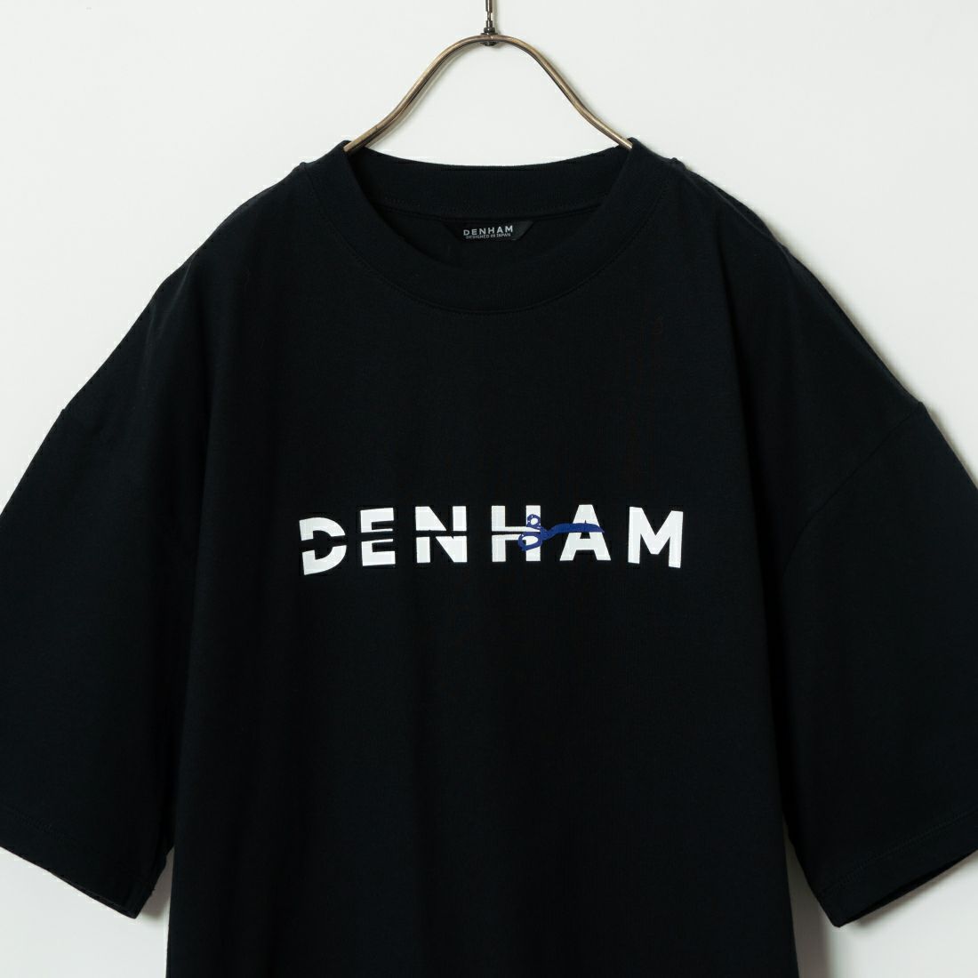 DENHAM [デンハム] カットロゴTシャツ [CUT-THE-LOGO-TEE] BLACK