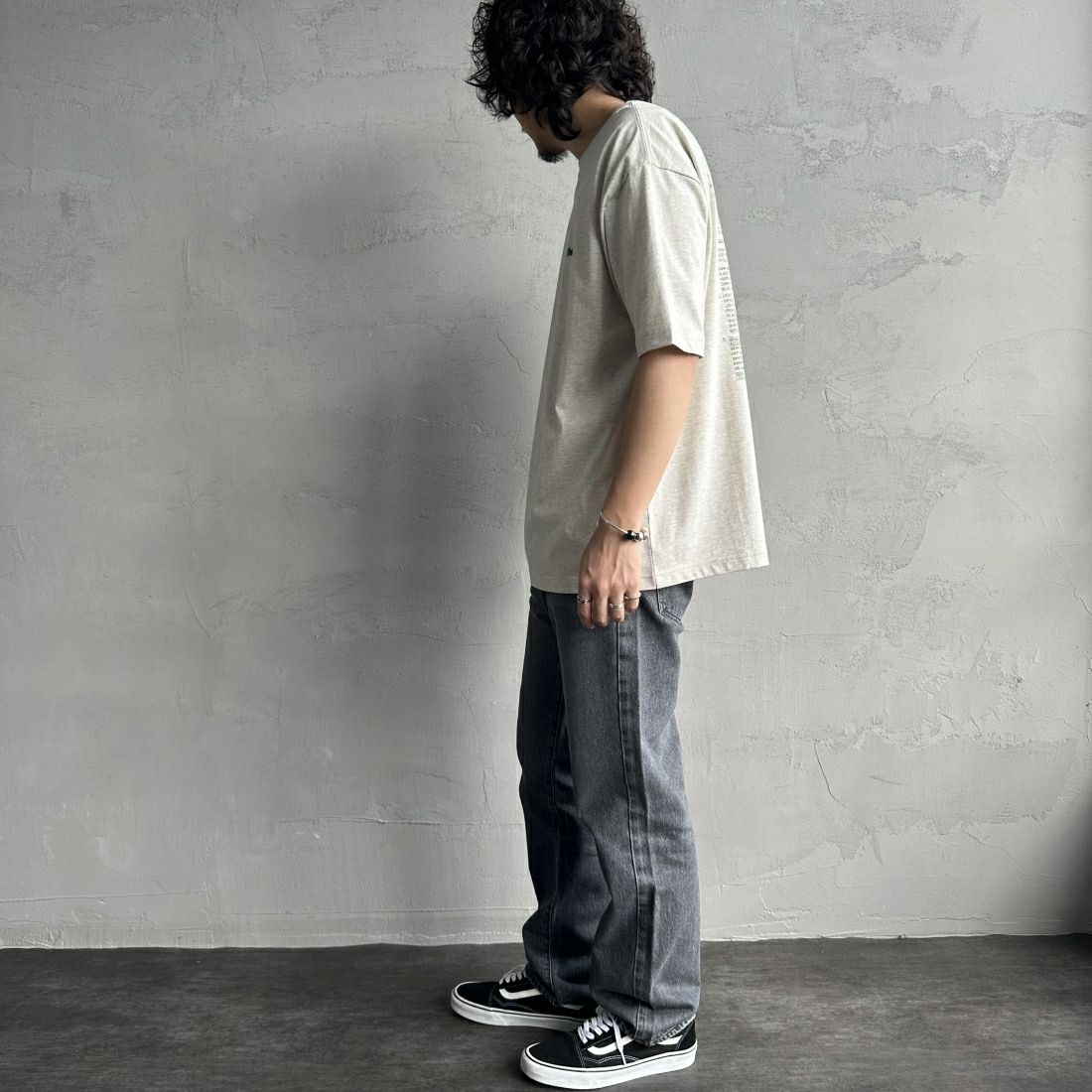 frostline [フロストライン] 別注 バックプリントTシャツ [FL-CST-IN4-JF] ASH &&モデル身長：173cm 着用サイズ：L&&