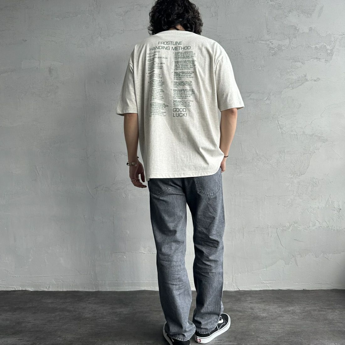 frostline [フロストライン] 別注 バックプリントTシャツ [FL-CST-IN4-JF] ASH &&モデル身長：173cm 着用サイズ：L&&