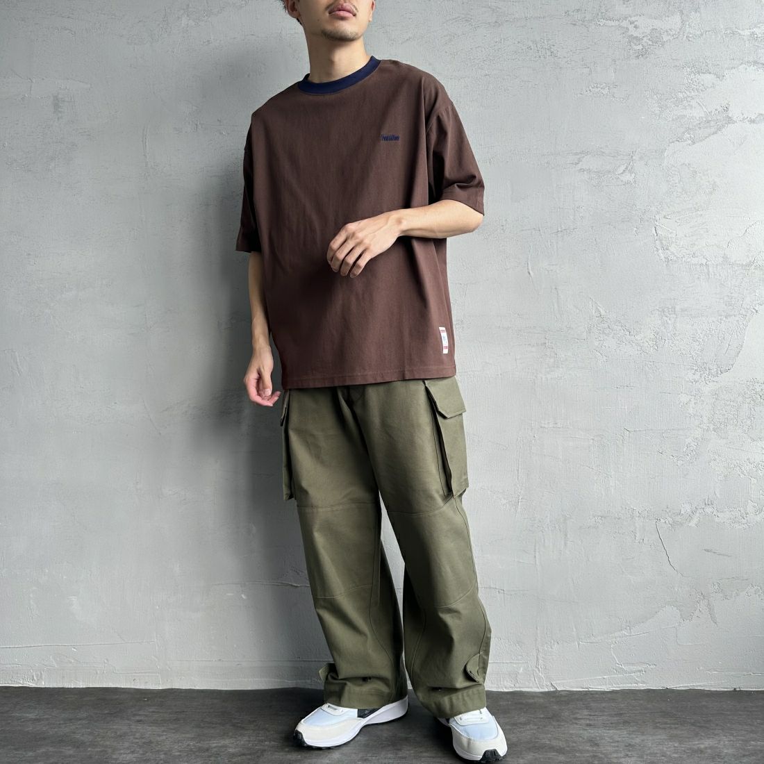frostline [フロストライン] 別注 バックプリントTシャツ [FL-CST-IN4-JF] BROWN &&モデル身長：168cm 着用サイズ：L&&