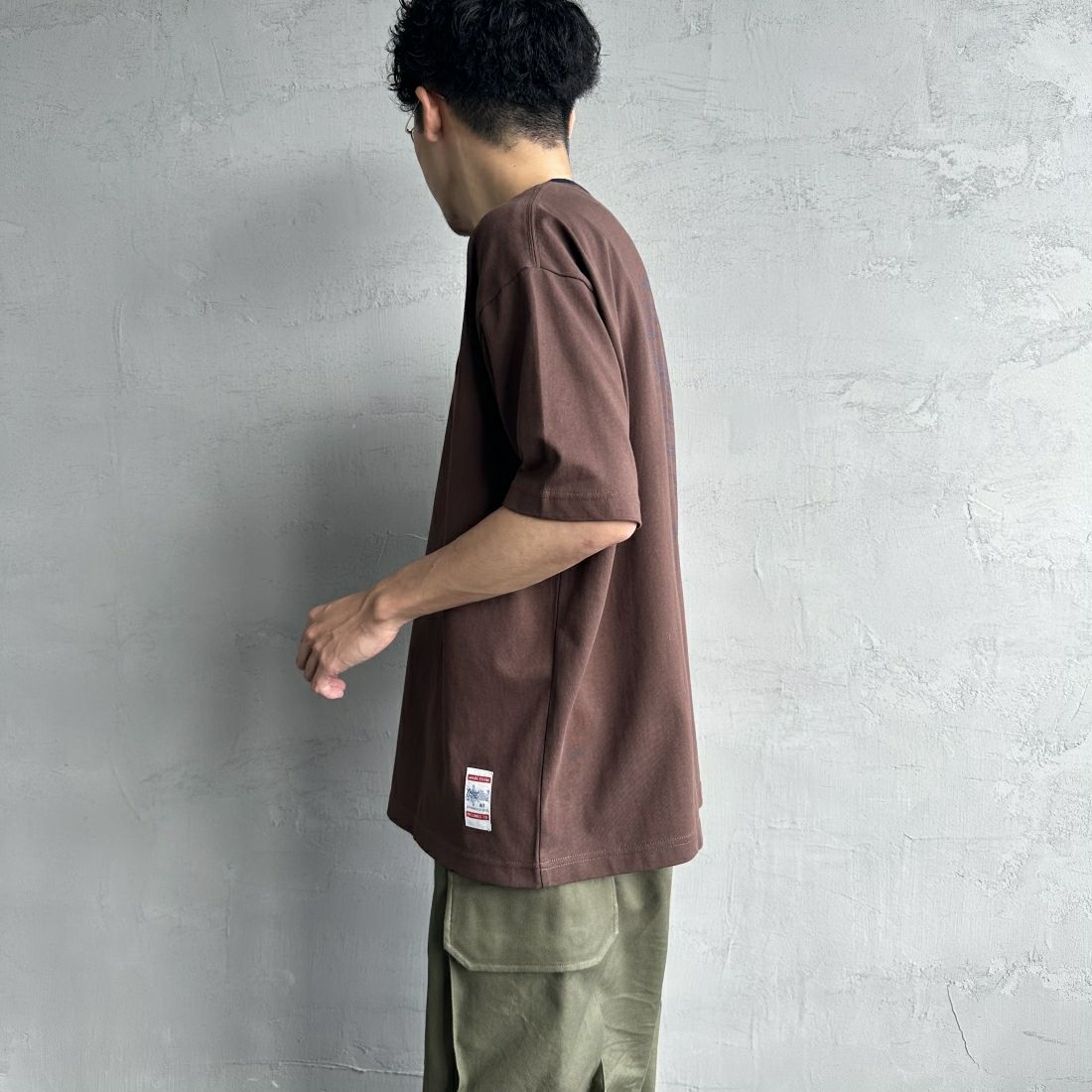 frostline [フロストライン] 別注 バックプリントTシャツ [FL-CST-IN4-JF] BROWN &&モデル身長：168cm 着用サイズ：L&&