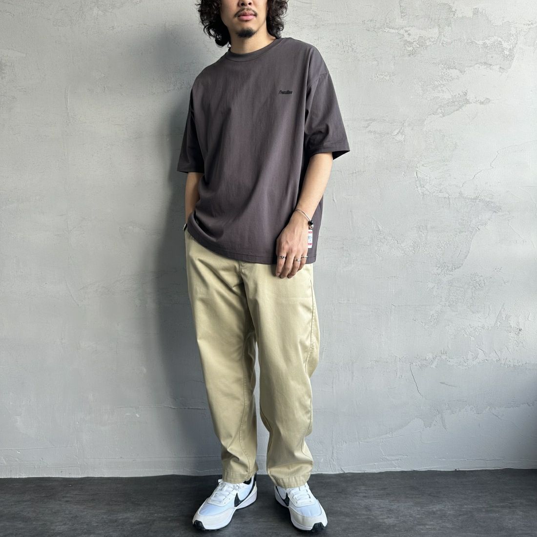 frostline [フロストライン] 別注 バックプリントTシャツ [FL-CST-IN4-JF] CHARCOAL &&モデル身長：173cm 着用サイズ：L&&