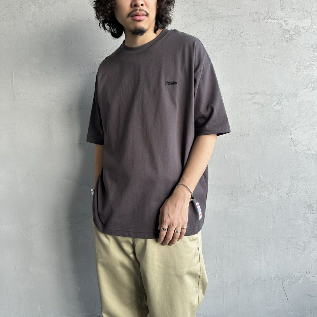 frostline [フロストライン] 別注 バックプリントTシャツ [FL-CST-IN4-JF] CHARCOAL &&モデル身長：173cm 着用サイズ：L&&
