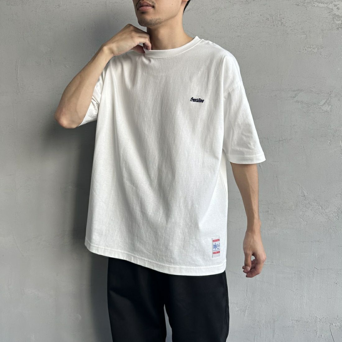 frostline [フロストライン] 別注 バックプリントTシャツ [FL-CST-IN4-JF] WHITE &&モデル身長：168cm 着用サイズ：L&&