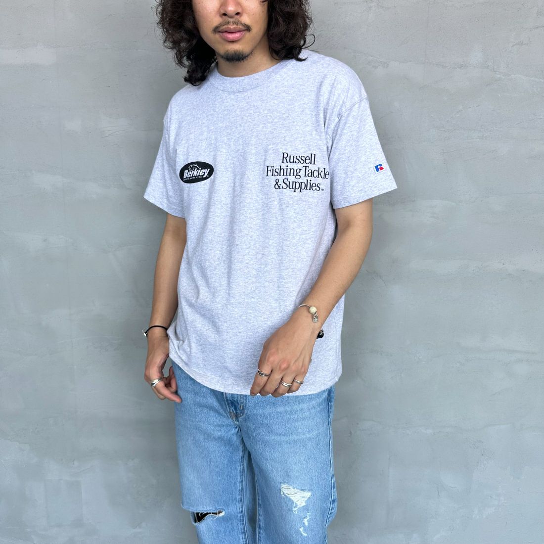 Berkley × RUSSELL ATHLETIC [バークレー × ラッセルアスレチック] 別注 CATCH MORE FISH バックプリントTシャツ [RBK-24175IN-JF1] ASH &&モデル身長：173cm 着用サイズ：M&&
