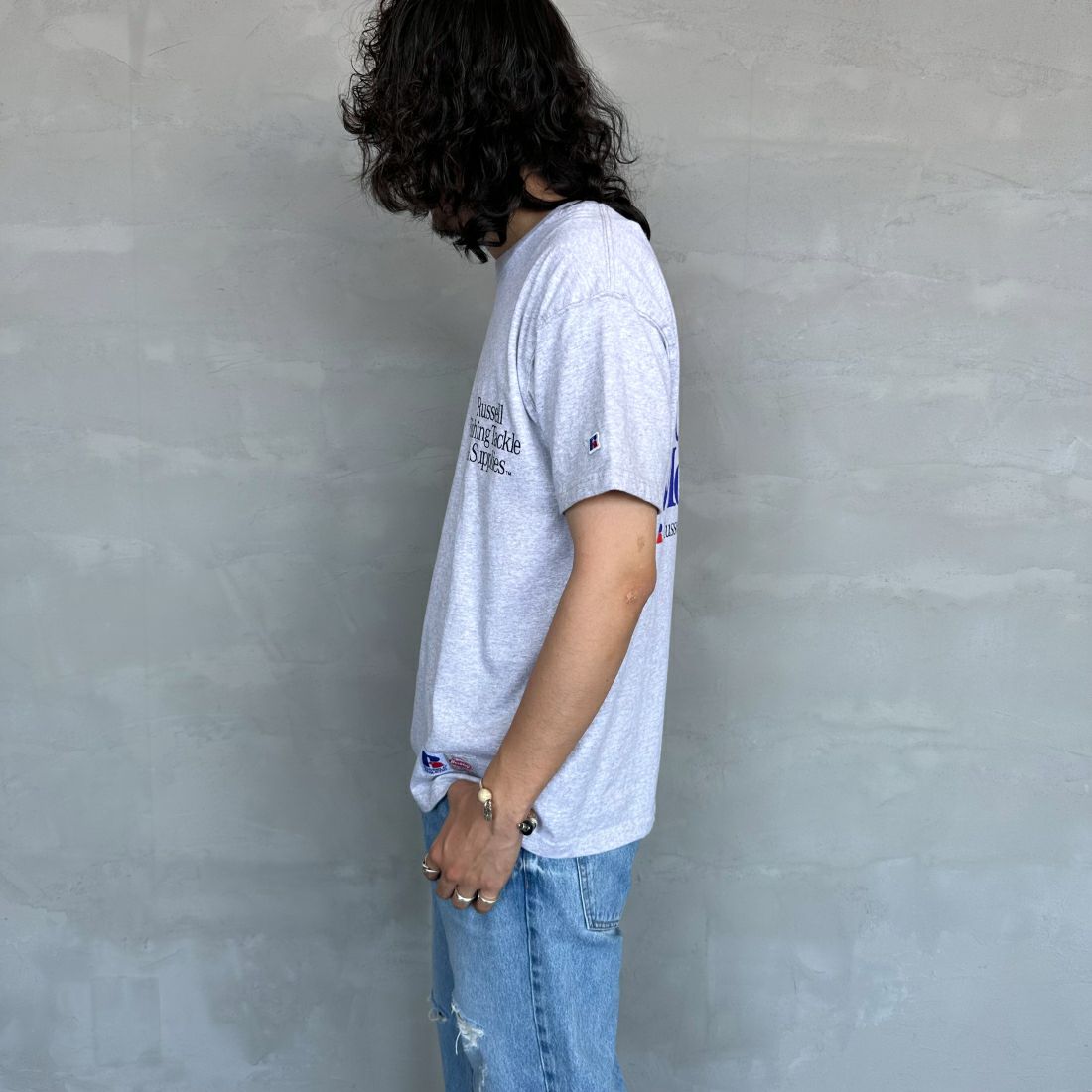 Berkley × RUSSELL ATHLETIC [バークレー × ラッセルアスレチック] 別注 CATCH MORE FISH バックプリントTシャツ [RBK-24175IN-JF1] ASH &&モデル身長：173cm 着用サイズ：M&&