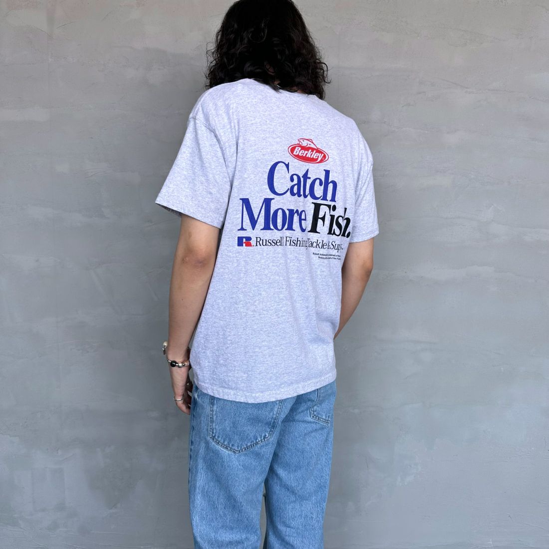 Berkley × RUSSELL ATHLETIC [バークレー × ラッセルアスレチック] 別注 CATCH MORE FISH バックプリントTシャツ [RBK-24175IN-JF1] ASH &&モデル身長：173cm 着用サイズ：M&&