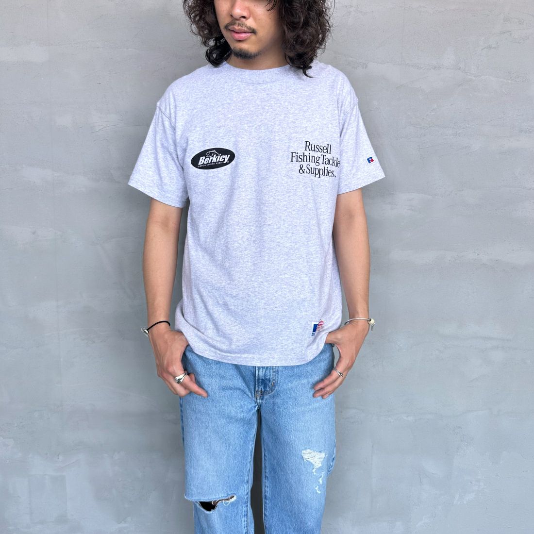 Berkley × RUSSELL ATHLETIC [バークレー × ラッセルアスレチック] 別注 CATCH MORE FISH バックプリントTシャツ [RBK-24175IN-JF1] ASH &&モデル身長：173cm 着用サイズ：M&&