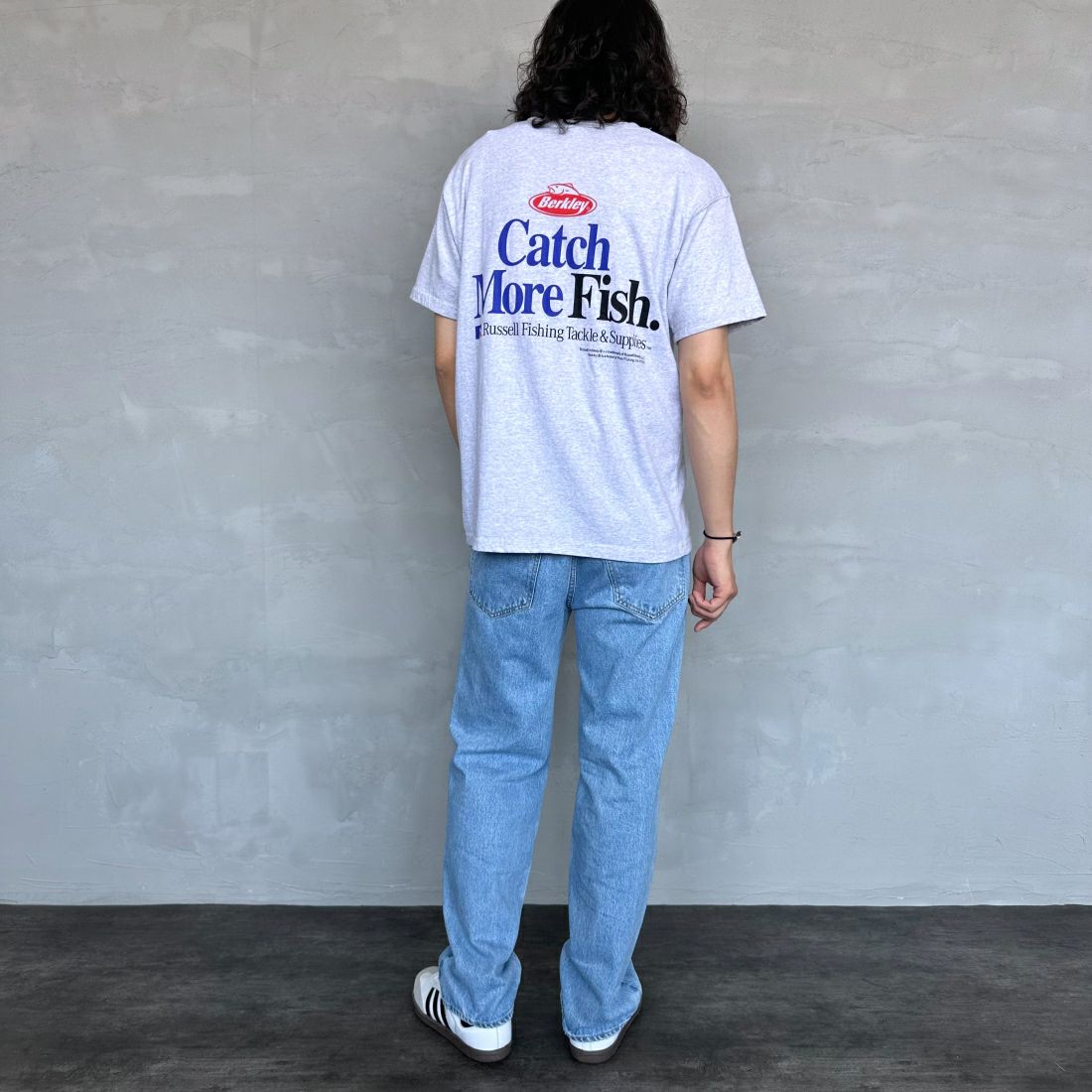 Berkley × RUSSELL ATHLETIC [バークレー × ラッセルアスレチック] 別注 CATCH MORE FISH バックプリントTシャツ [RBK-24175IN-JF1] ASH &&モデル身長：173cm 着用サイズ：M&&