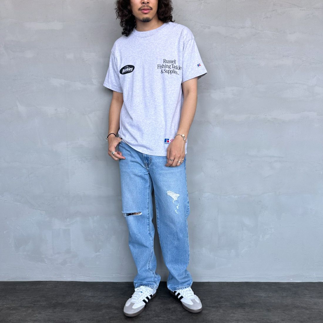 Berkley × RUSSELL ATHLETIC [バークレー × ラッセルアスレチック] 別注 CATCH MORE FISH バックプリントTシャツ [RBK-24175IN-JF1] ASH &&モデル身長：173cm 着用サイズ：M&&
