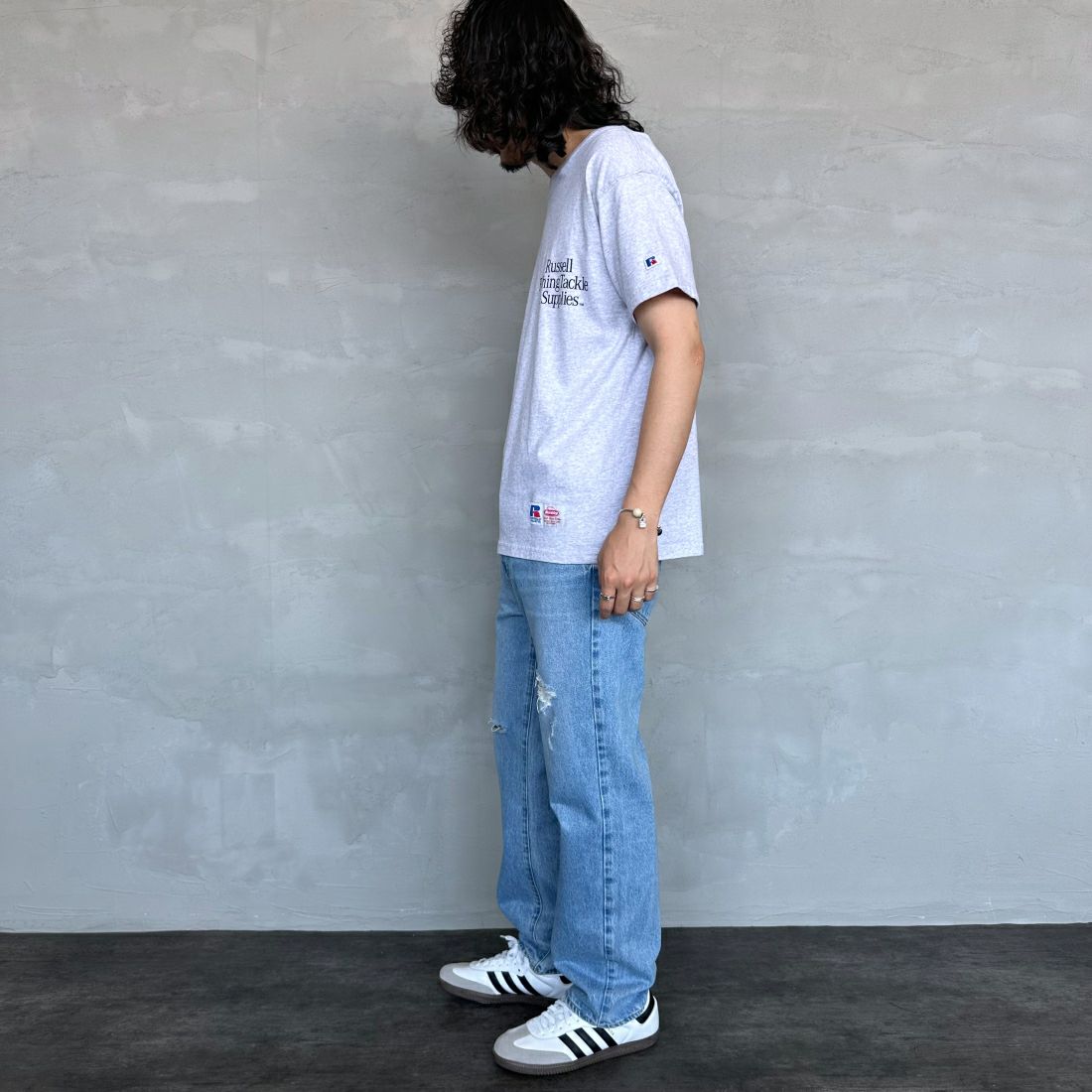 Berkley × RUSSELL ATHLETIC [バークレー × ラッセルアスレチック] 別注 CATCH MORE FISH バックプリントTシャツ [RBK-24175IN-JF1] ASH &&モデル身長：173cm 着用サイズ：M&&