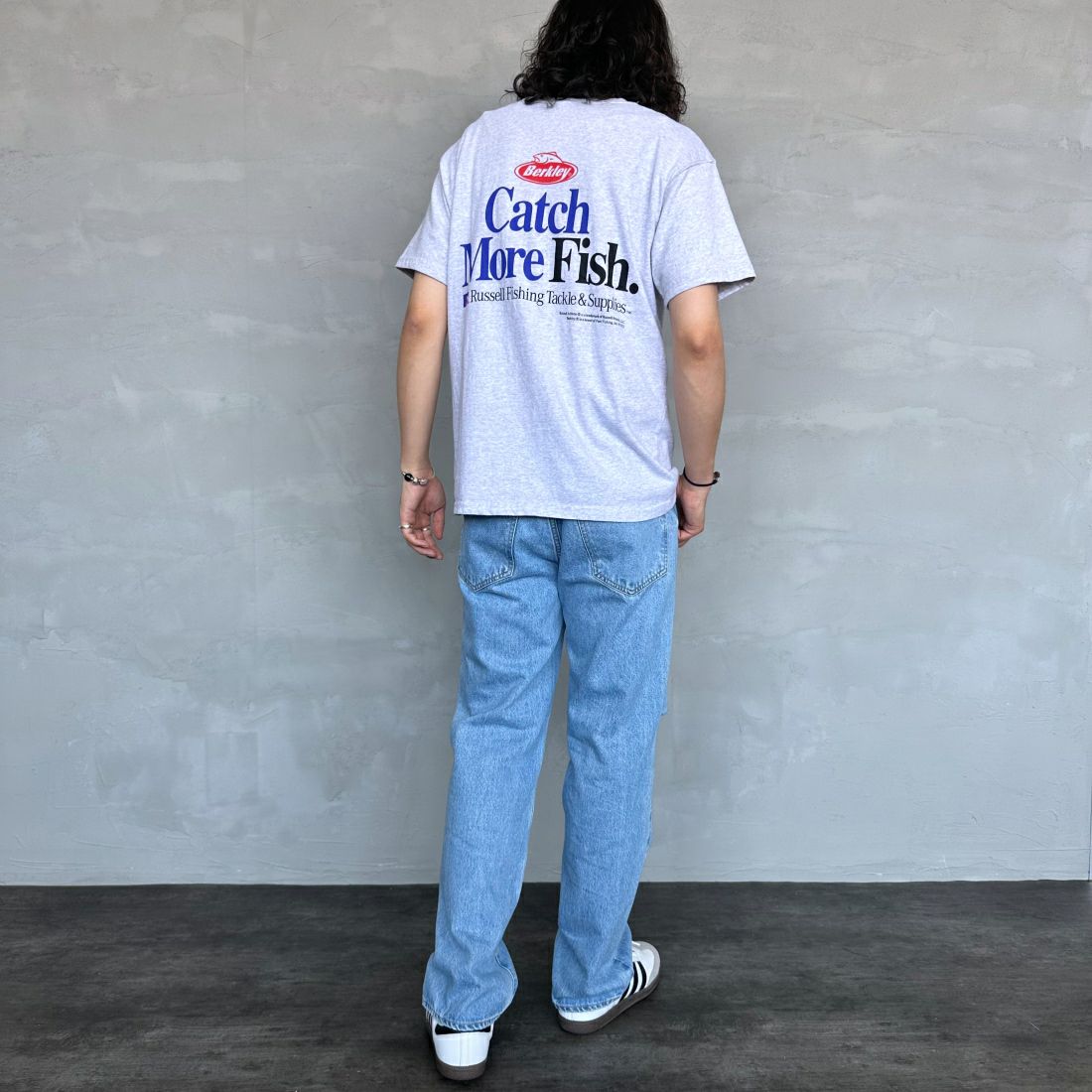 Berkley × RUSSELL ATHLETIC [バークレー × ラッセルアスレチック] 別注 CATCH MORE FISH バックプリントTシャツ [RBK-24175IN-JF1] ASH &&モデル身長：173cm 着用サイズ：M&&