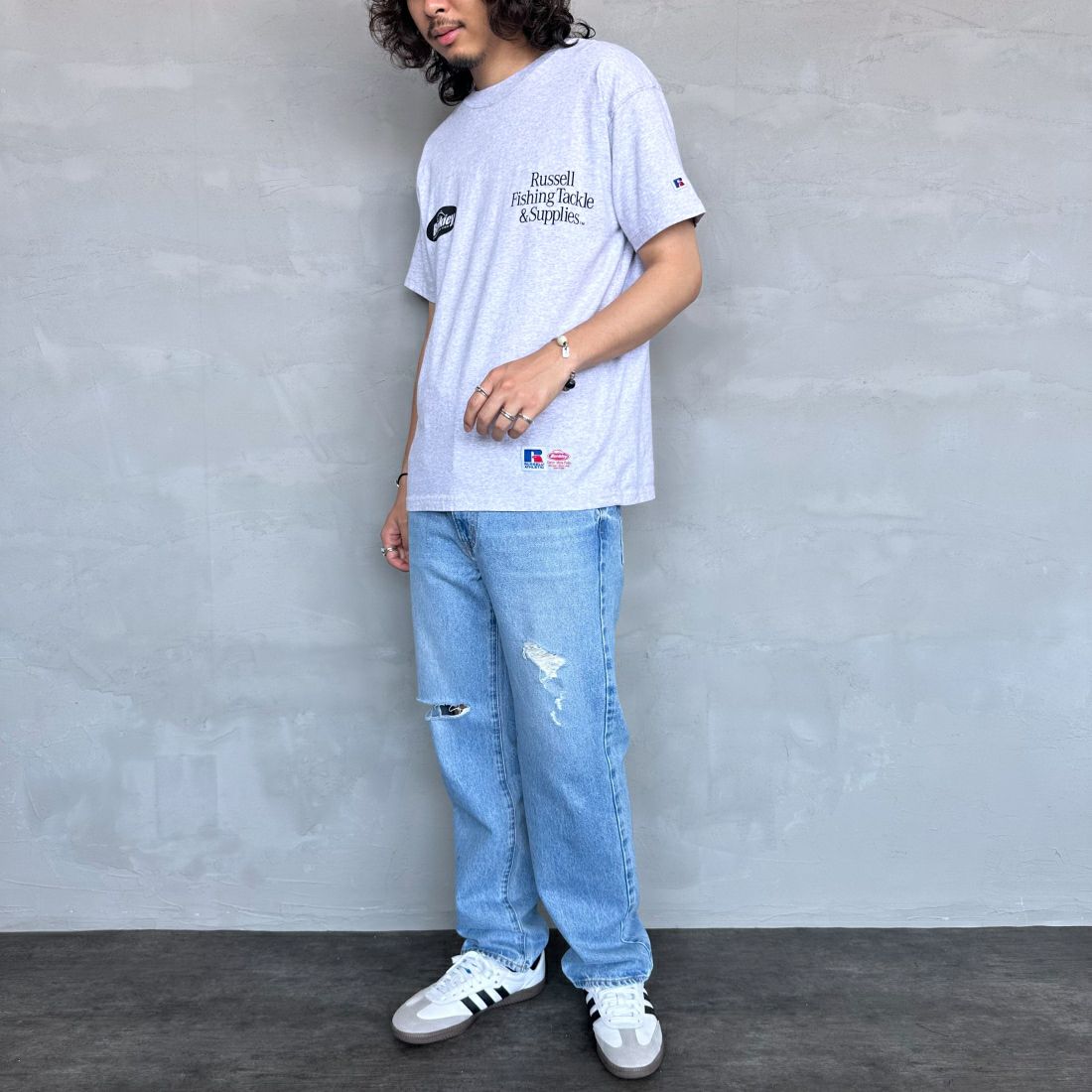 Berkley × RUSSELL ATHLETIC [バークレー × ラッセルアスレチック] 別注 CATCH MORE FISH バックプリントTシャツ [RBK-24175IN-JF1] ASH &&モデル身長：173cm 着用サイズ：M&&