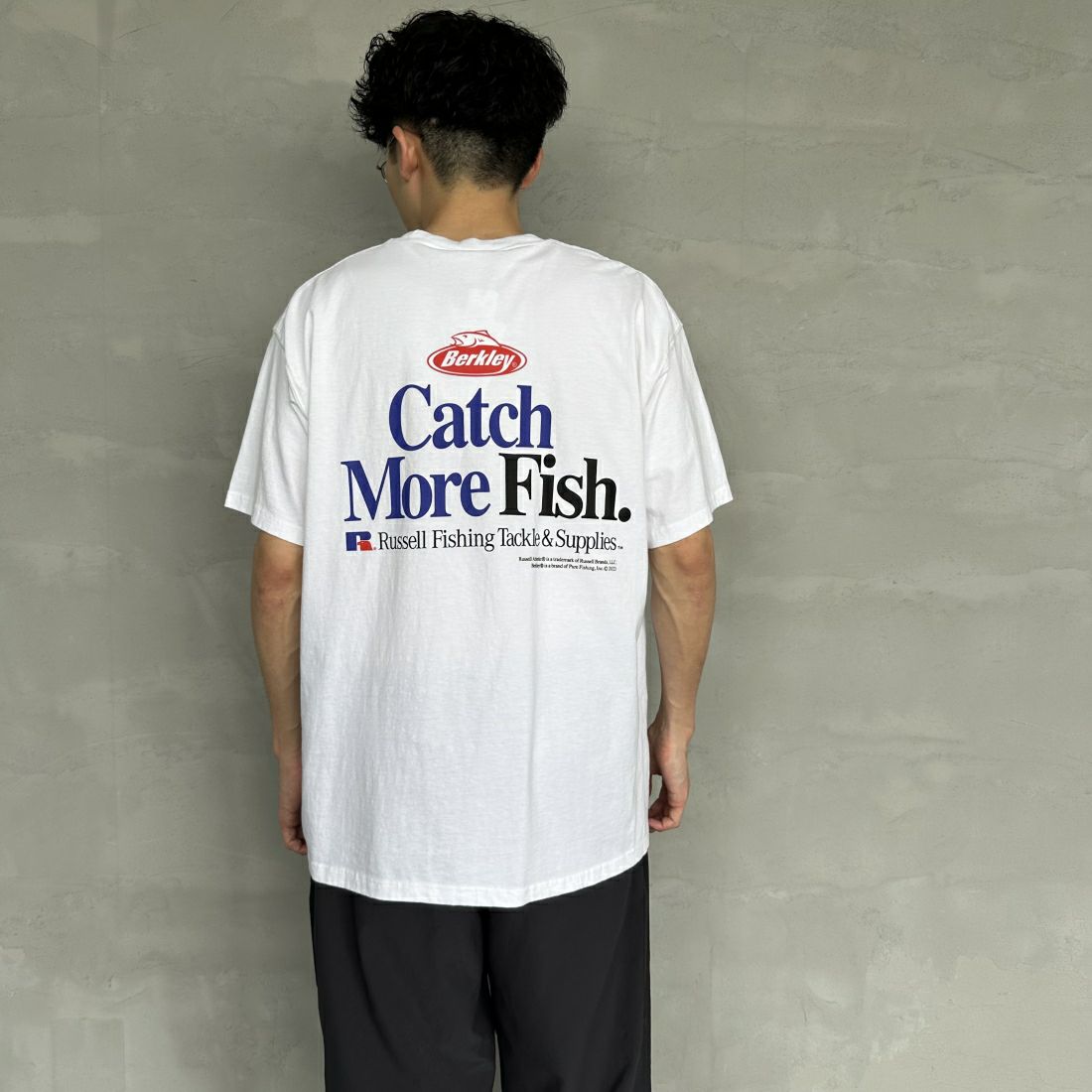 Berkley × RUSSELL ATHLETIC [バークレー × ラッセルアスレチック] 別注 CATCH MORE FISH バックプリントTシャツ [RBK-24175IN-JF1] WHITE &&モデル身長：168cm 着用サイズ：L&&