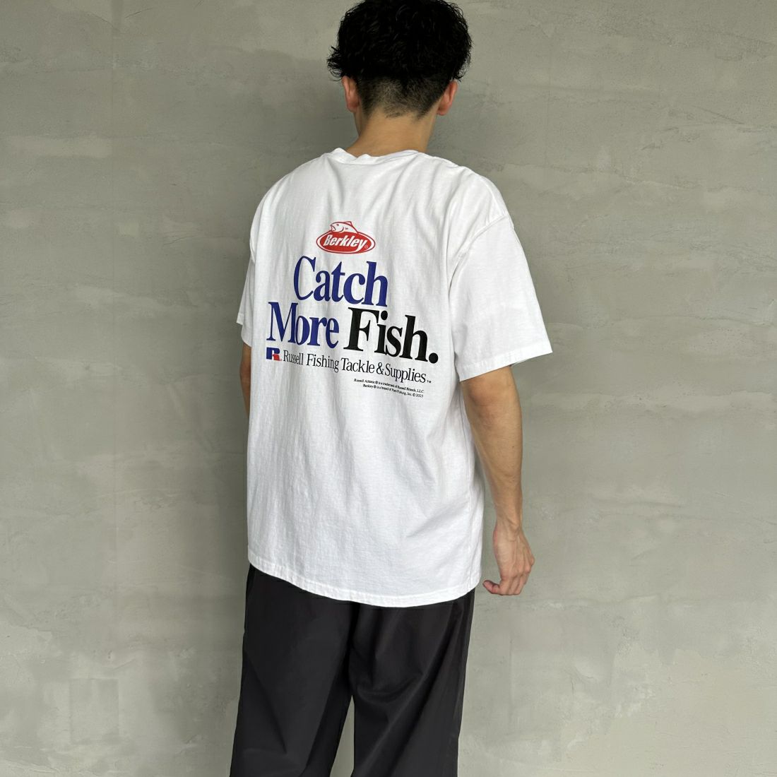 Berkley × RUSSELL ATHLETIC [バークレー × ラッセルアスレチック] 別注 CATCH MORE FISH バックプリントTシャツ [RBK-24175IN-JF1] WHITE &&モデル身長：168cm 着用サイズ：L&&
