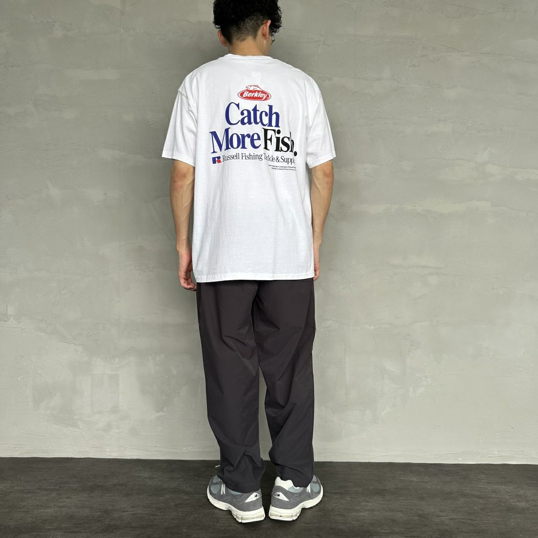 Berkley × RUSSELL ATHLETIC [バークレー × ラッセルアスレチック] 別注 CATCH MORE FISH バックプリントTシャツ [RBK-24175IN-JF1] WHITE &&モデル身長：168cm 着用サイズ：L&&