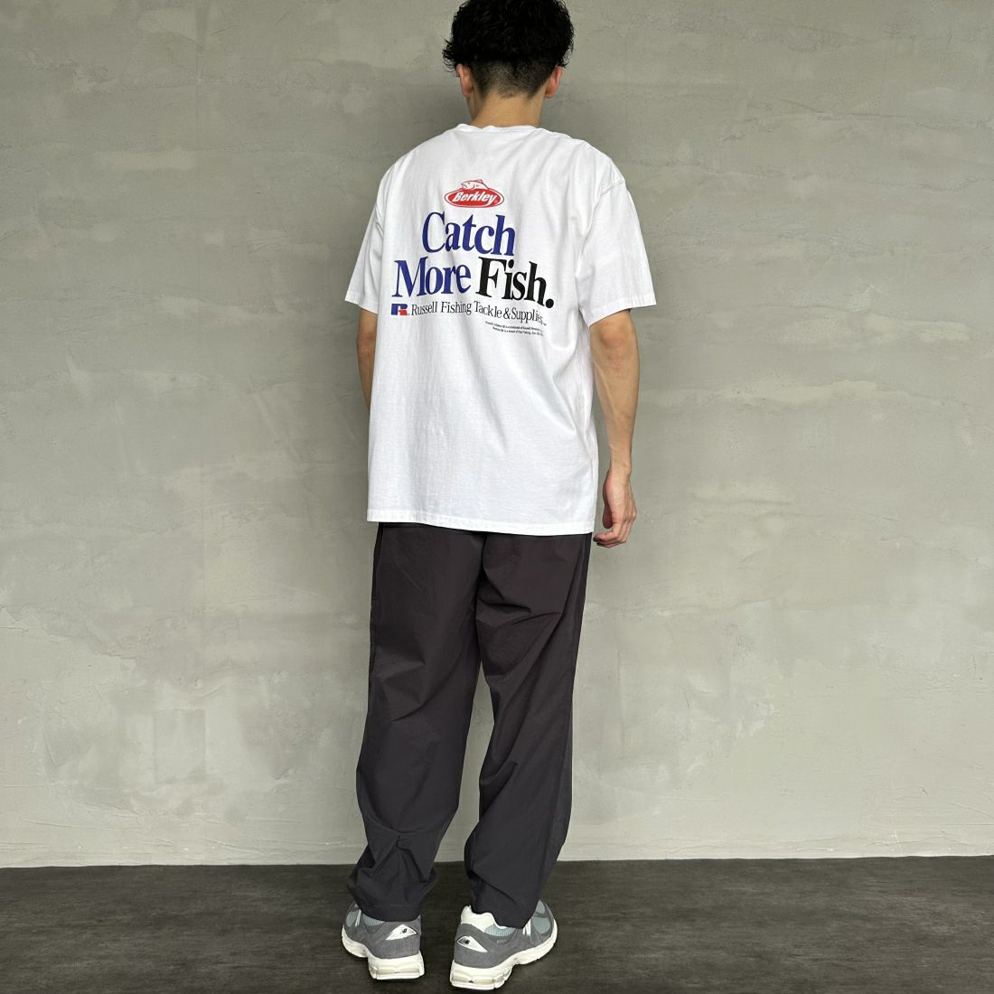 Berkley × RUSSELL ATHLETIC [バークレー × ラッセルアスレチック] 別注 CATCH MORE FISH バックプリントTシャツ [RBK-24175IN-JF1] WHITE &&モデル身長：168cm 着用サイズ：L&&