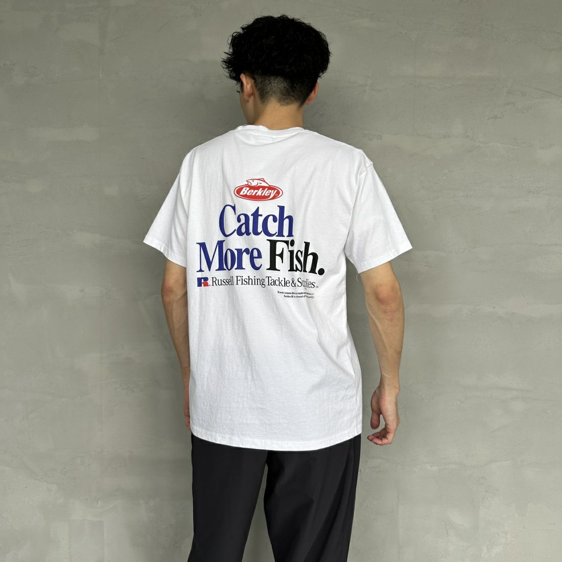 Berkley × RUSSELL ATHLETIC [バークレー × ラッセルアスレチック] 別注 CATCH MORE FISH バックプリントTシャツ [RBK-24175IN-JF1] WHITE &&モデル身長：168cm 着用サイズ：M&&