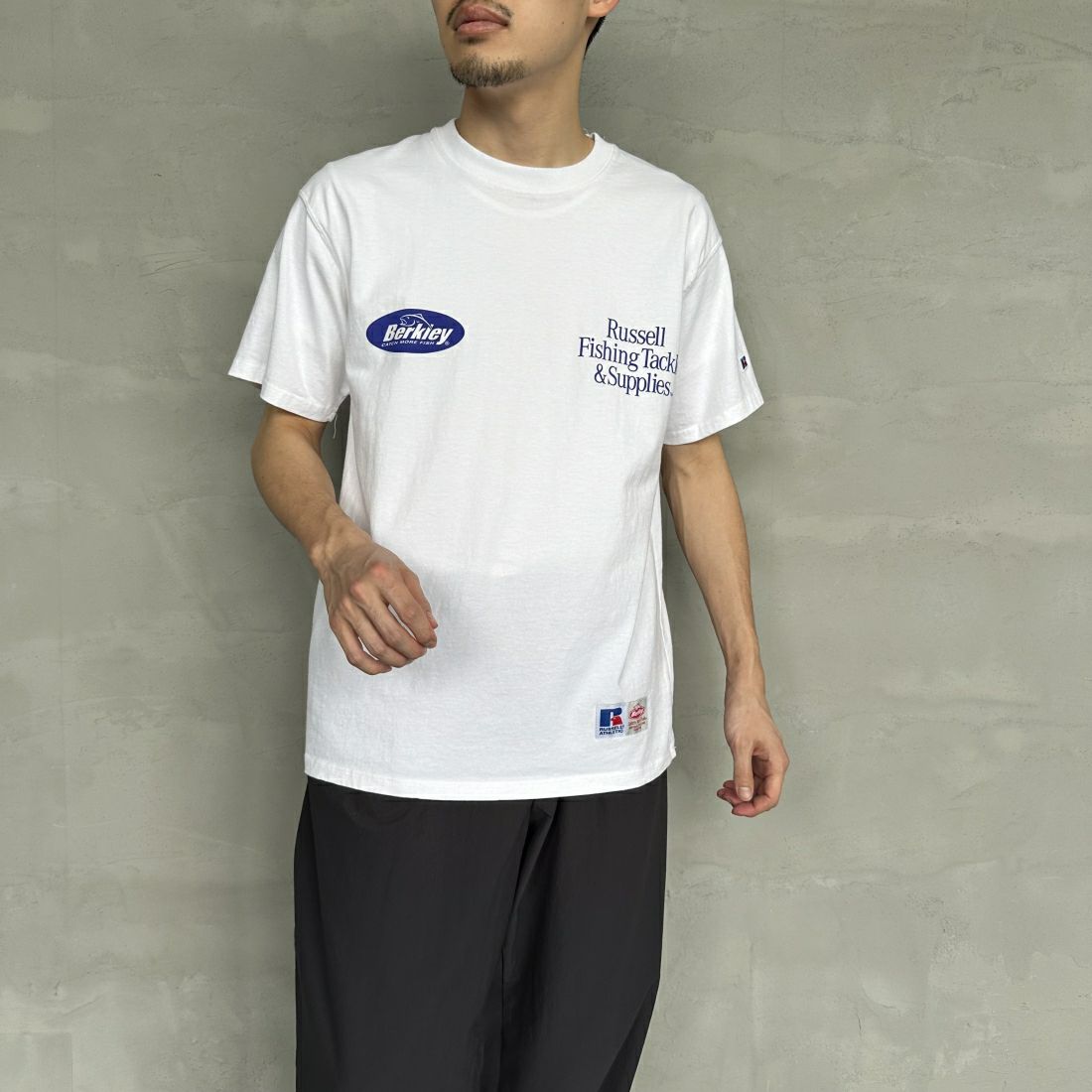 Berkley × RUSSELL ATHLETIC [バークレー × ラッセルアスレチック] 別注 CATCH MORE FISH バックプリントTシャツ [RBK-24175IN-JF1] WHITE &&モデル身長：168cm 着用サイズ：M&&