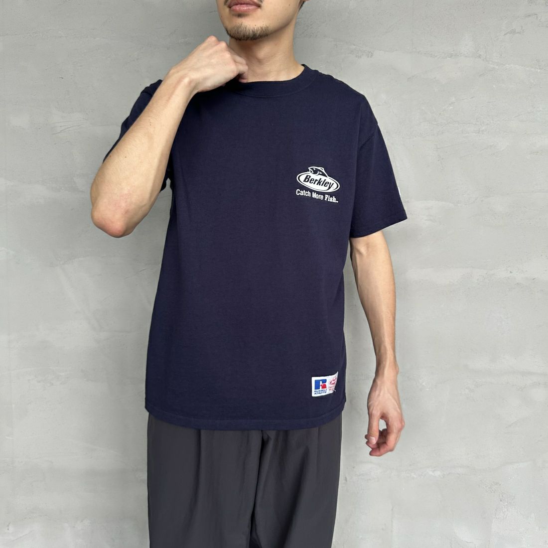 Berkley × RUSSELL ATHLETIC [バークレー × ラッセルアスレチック] 別注 バックプリントTシャツ [RBK-24175IN-JF2] NAVY &&モデル身長：168cm 着用サイズ：M&&
