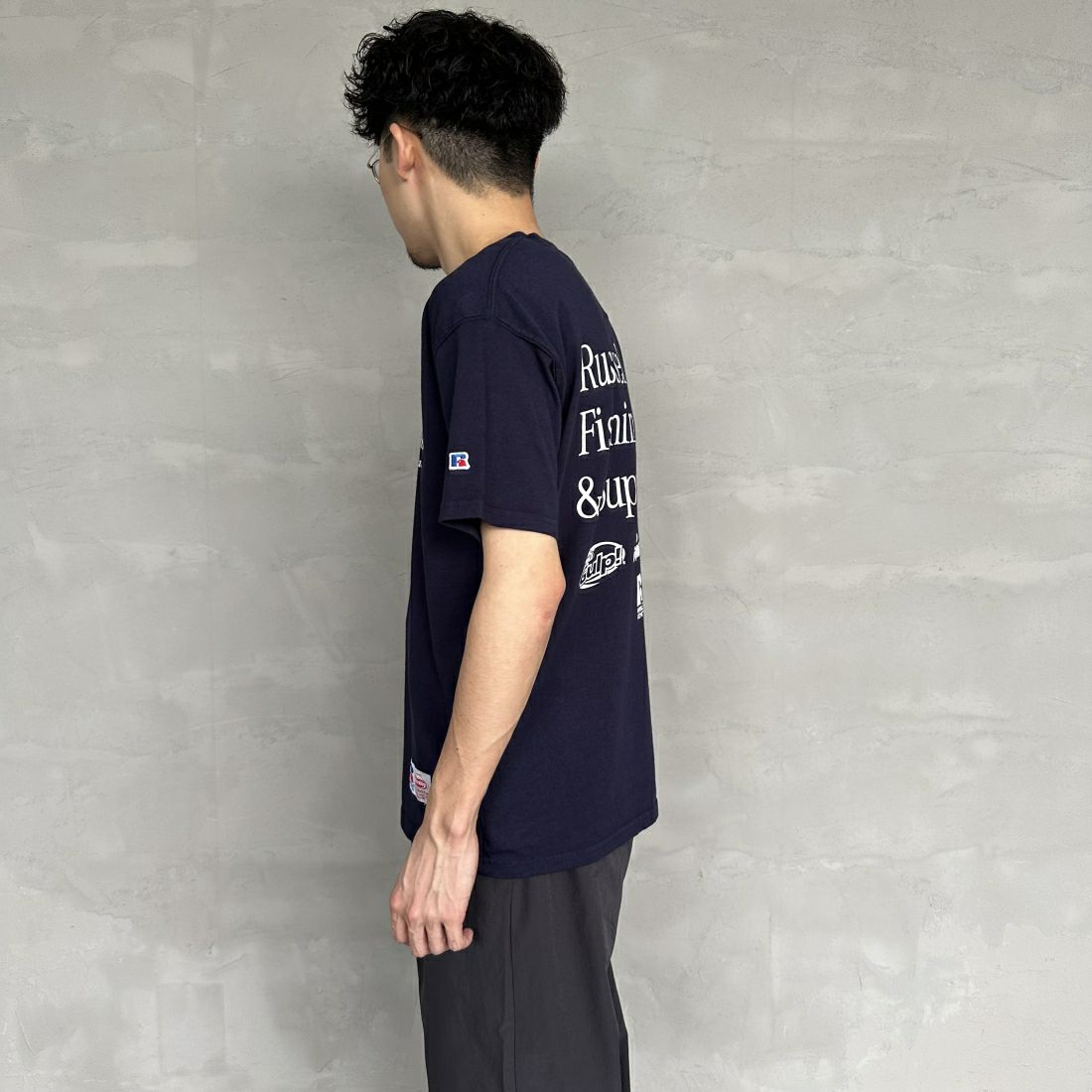 Berkley × RUSSELL ATHLETIC [バークレー × ラッセルアスレチック] 別注 バックプリントTシャツ [RBK-24175IN-JF2] NAVY &&モデル身長：168cm 着用サイズ：M&&