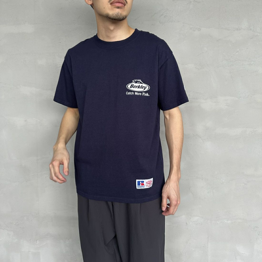 Berkley × RUSSELL ATHLETIC [バークレー × ラッセルアスレチック] 別注 バックプリントTシャツ [RBK-24175IN-JF2] NAVY &&モデル身長：168cm 着用サイズ：M&&