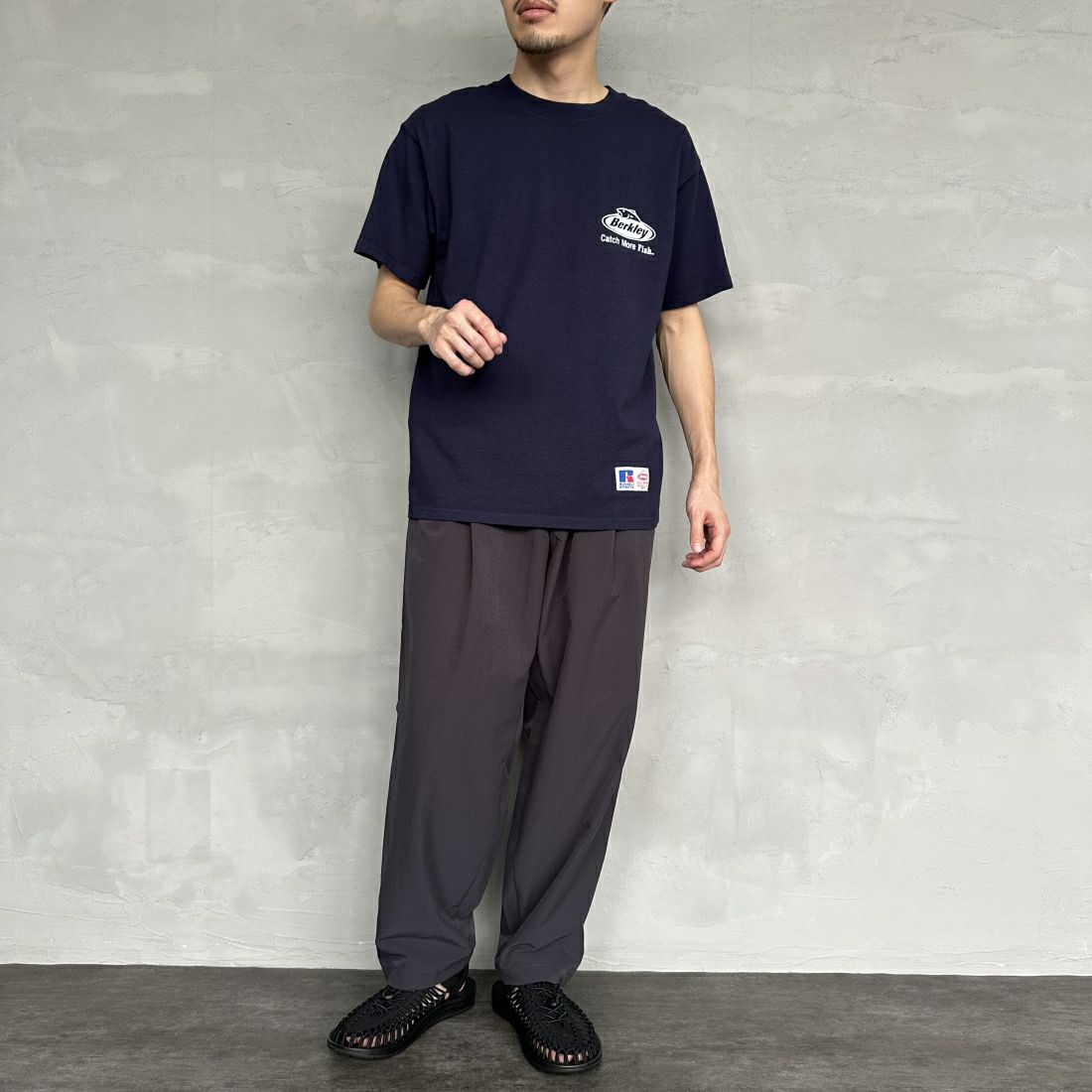 Berkley × RUSSELL ATHLETIC [バークレー × ラッセルアスレチック] 別注 バックプリントTシャツ [RBK-24175IN-JF2] NAVY &&モデル身長：168cm 着用サイズ：M&&
