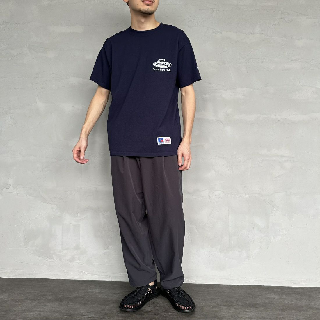Berkley × RUSSELL ATHLETIC [バークレー × ラッセルアスレチック] 別注 バックプリントTシャツ [RBK-24175IN-JF2] NAVY &&モデル身長：168cm 着用サイズ：M&&