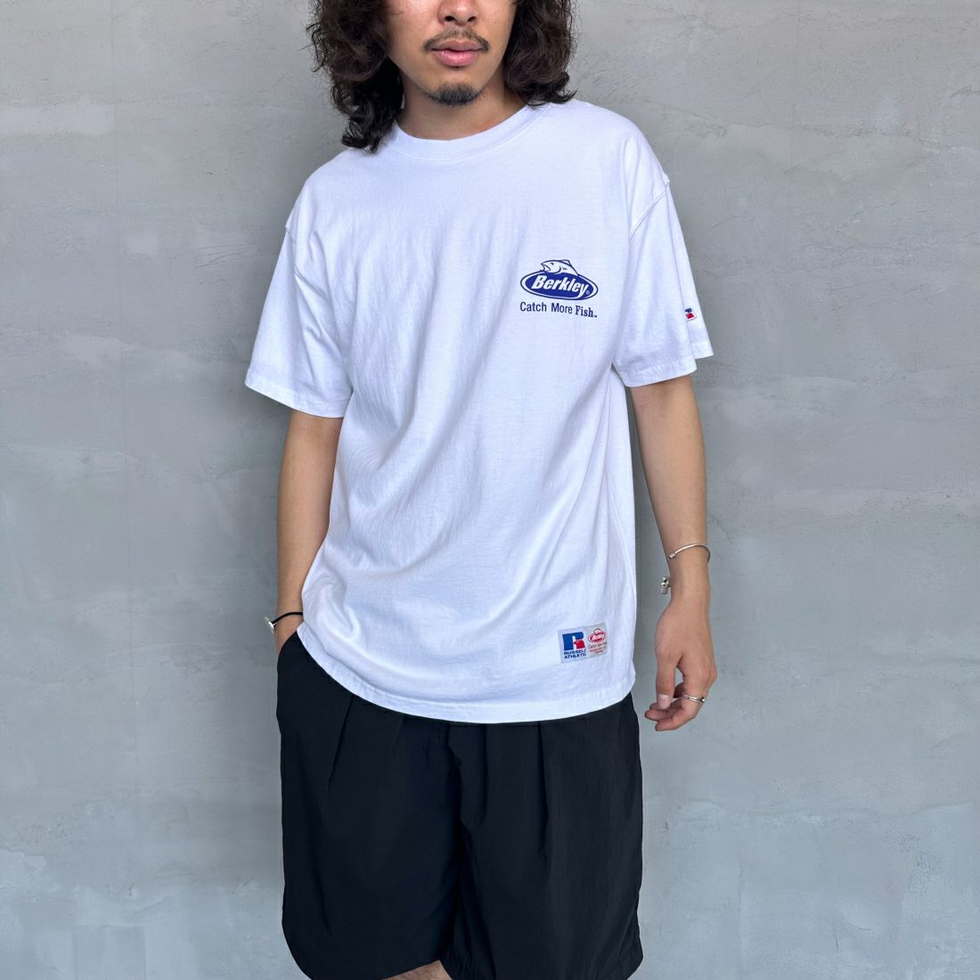 Berkley × RUSSELL ATHLETIC [バークレー × ラッセルアスレチック] 別注 バックプリントTシャツ [RBK-24175IN-JF2] WHITE &&モデル身長：173cm 着用サイズ：L&&