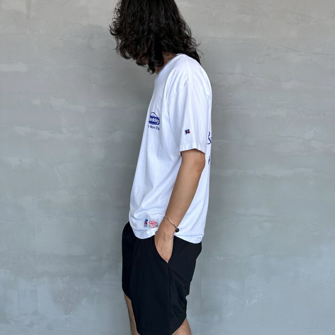 Berkley × RUSSELL ATHLETIC [バークレー × ラッセルアスレチック] 別注 バックプリントTシャツ [RBK-24175IN-JF2] WHITE &&モデル身長：173cm 着用サイズ：L&&