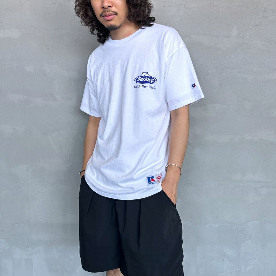 Berkley × RUSSELL ATHLETIC [バークレー × ラッセルアスレチック] 別注 バックプリントTシャツ [RBK-24175IN-JF2] WHITE &&モデル身長：173cm 着用サイズ：L&&