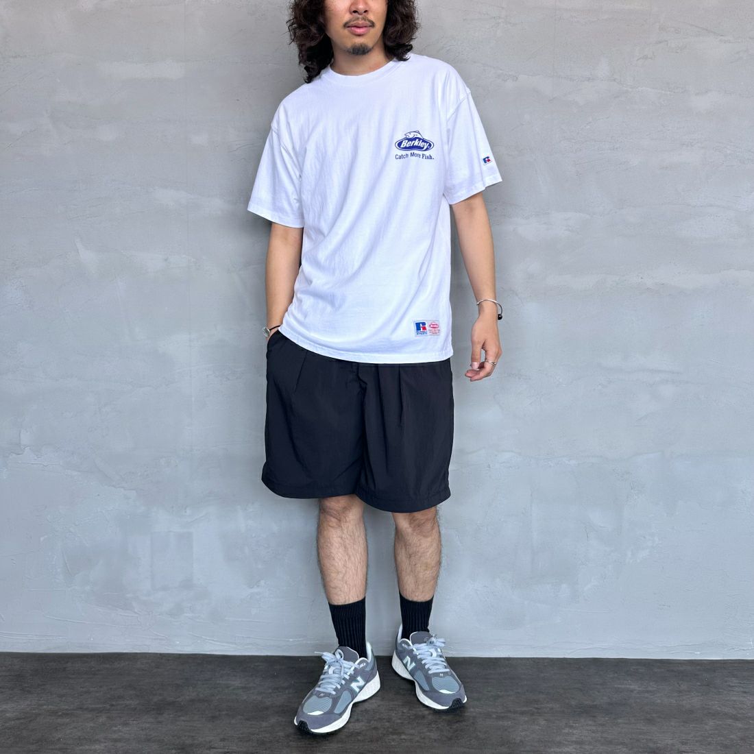 Berkley × RUSSELL ATHLETIC [バークレー × ラッセルアスレチック] 別注 バックプリントTシャツ [RBK-24175IN-JF2] WHITE &&モデル身長：173cm 着用サイズ：L&&