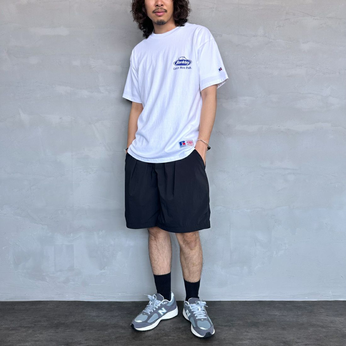 Berkley × RUSSELL ATHLETIC [バークレー × ラッセルアスレチック] 別注 バックプリントTシャツ [RBK-24175IN-JF2] WHITE &&モデル身長：173cm 着用サイズ：L&&