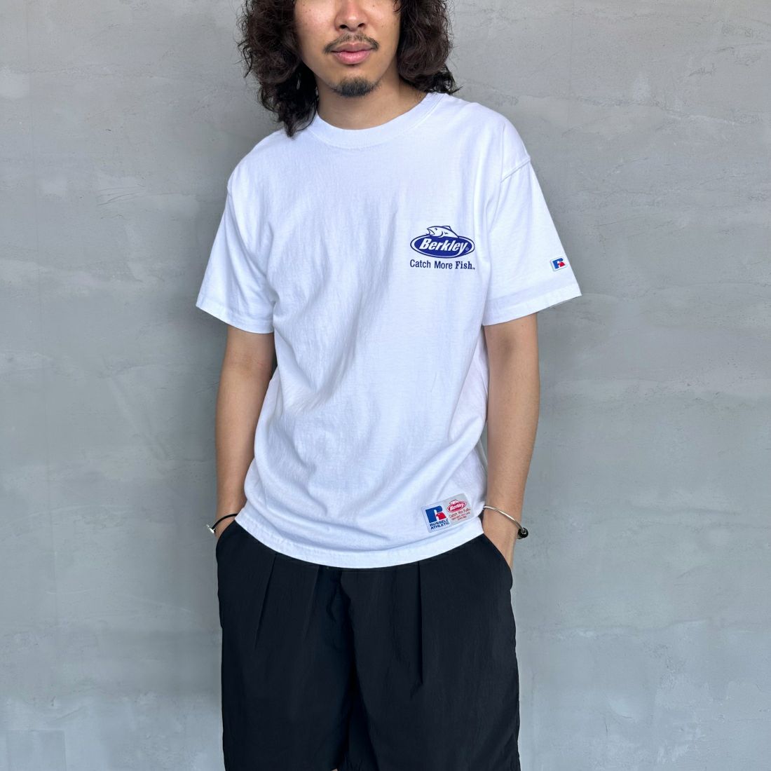 Berkley × RUSSELL ATHLETIC [バークレー × ラッセルアスレチック] 別注 バックプリントTシャツ [RBK-24175IN-JF2] WHITE &&モデル身長：173cm 着用サイズ：M&&