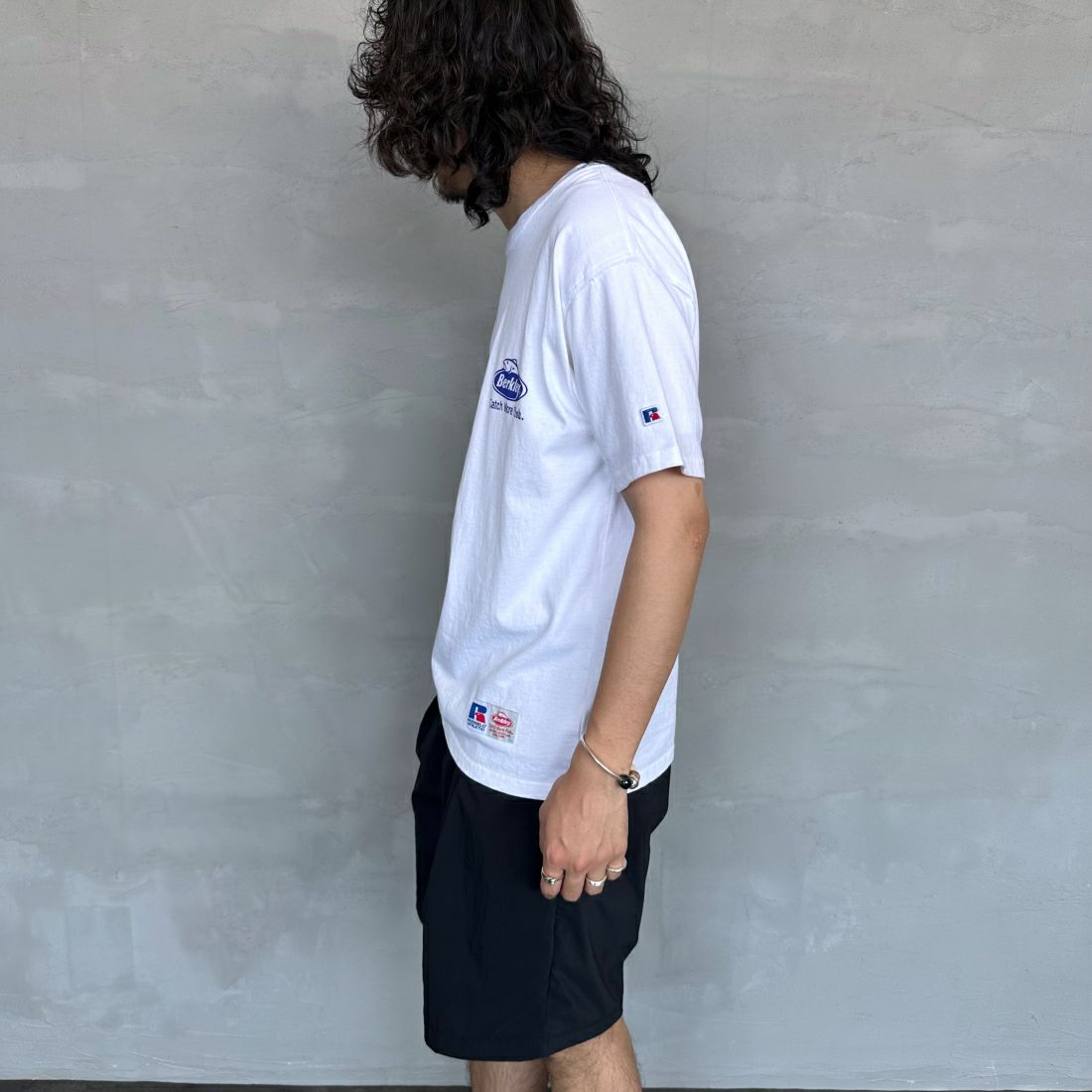 Berkley × RUSSELL ATHLETIC [バークレー × ラッセルアスレチック] 別注 バックプリントTシャツ [RBK-24175IN-JF2] WHITE &&モデル身長：173cm 着用サイズ：M&&
