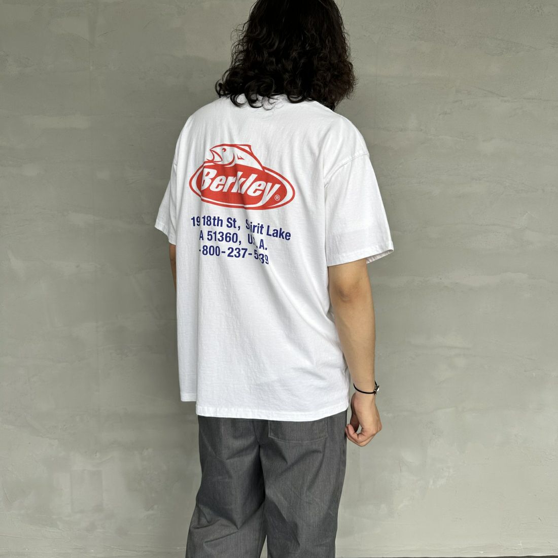 Berkley × RUSSELL ATHLETIC [バークレー × ラッセルアスレチック] 別注 オーバルロゴ バックプリントTシャツ [RBK-24175IN-JF3] WHITE &&モデル身長：173cm 着用サイズ：L&&