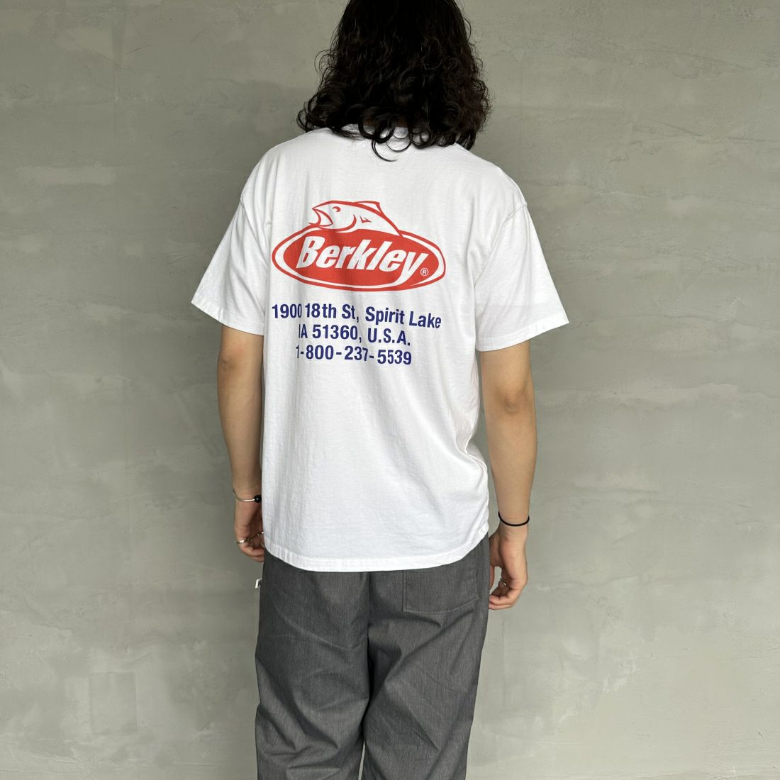 Berkley × RUSSELL ATHLETIC [バークレー × ラッセルアスレチック] 別注 オーバルロゴ バックプリントTシャツ [RBK-24175IN-JF3] WHITE &&モデル身長：173cm 着用サイズ：M&&