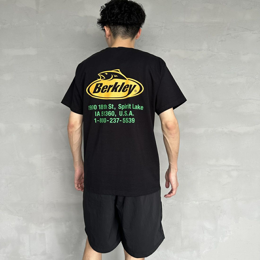 Berkley × RUSSELL ATHLETIC [バークレー × ラッセルアスレチック] 別注 オーバルロゴ バックプリントTシャツ [RBK-24175IN-JF3] BLACK &&モデル身長：168cm 着用サイズ：M&&