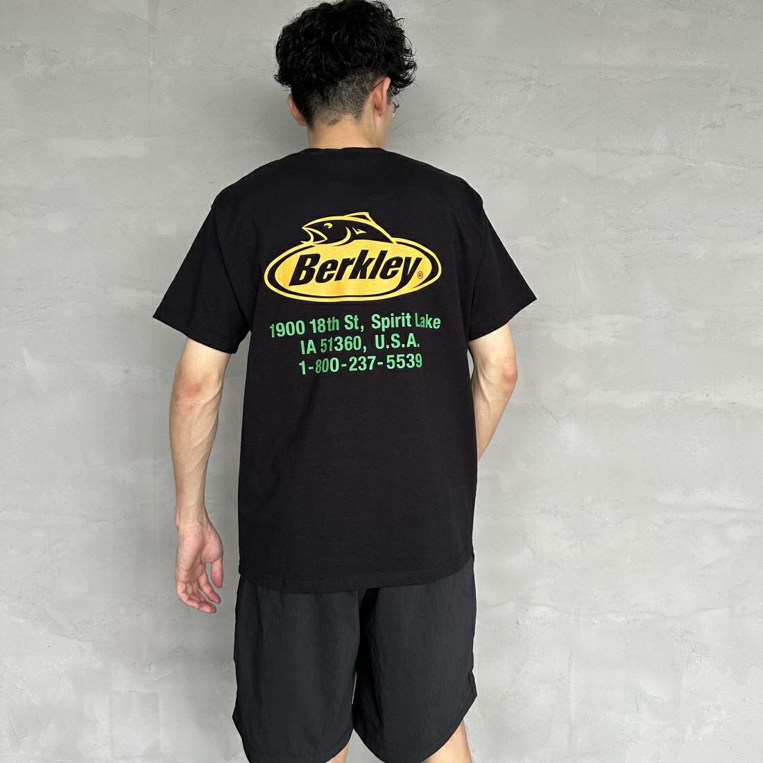 Berkley × RUSSELL ATHLETIC [バークレー × ラッセルアスレチック] 別注 オーバルロゴ バックプリントTシャツ [RBK-24175IN-JF3] BLACK &&モデル身長：168cm 着用サイズ：M&&