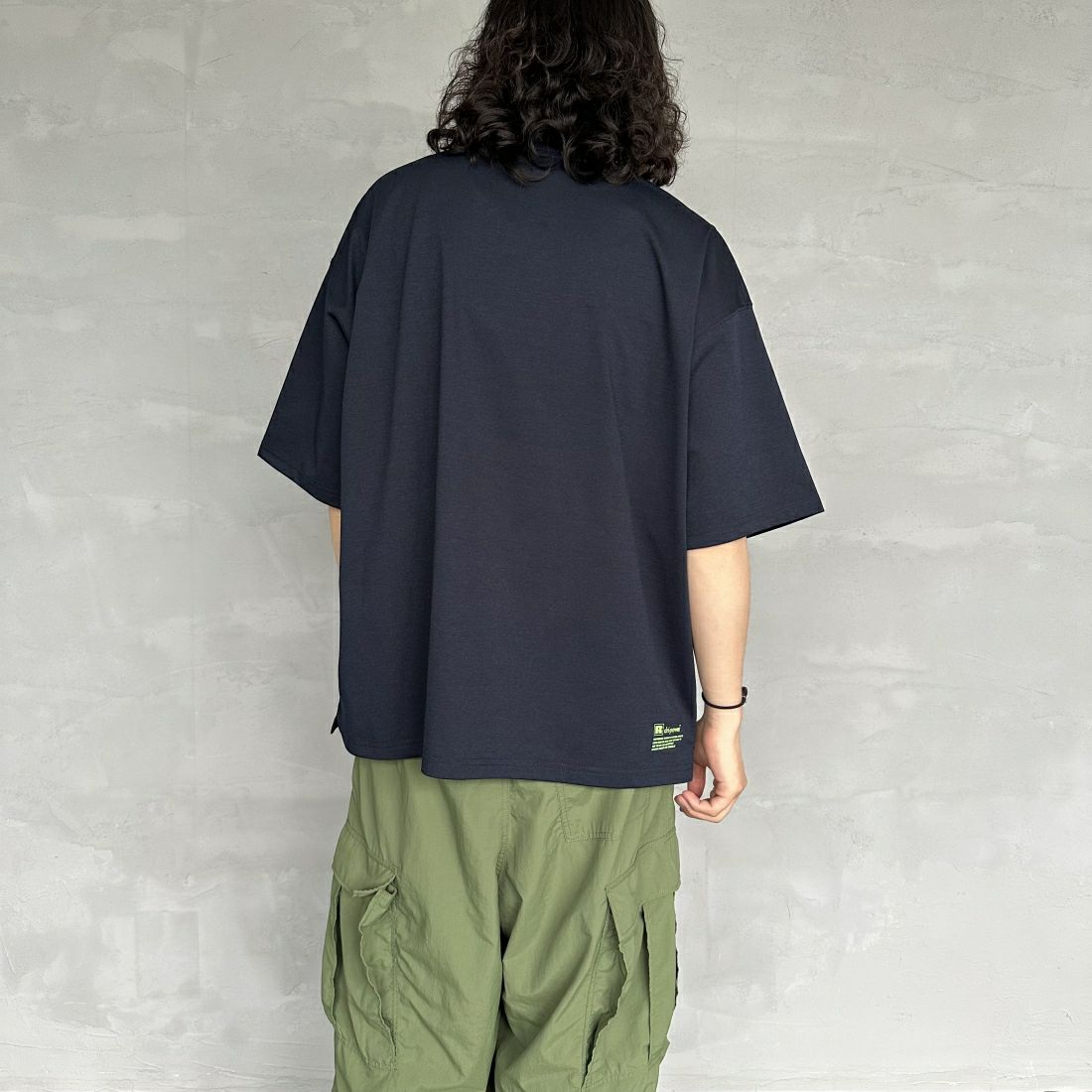 RUSSELL ATHLETIC [ラッセル アスレチック] 別注 DRI POWER ワンポイントロゴTシャツ [RJ-24170IN-JF] NAVY &&モデル身長：173cm 着用サイズ：L&&