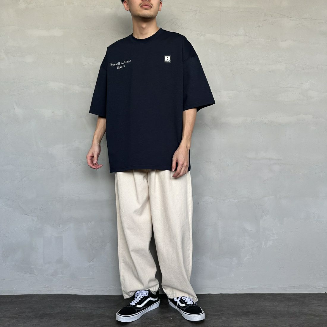 RUSSELL ATHLETIC [ラッセル アスレチック] 別注 DRI POWER ワンポイントロゴTシャツ [RJ-24170IN-JF] NAVY &&モデル身長：168cm 着用サイズ：L&&