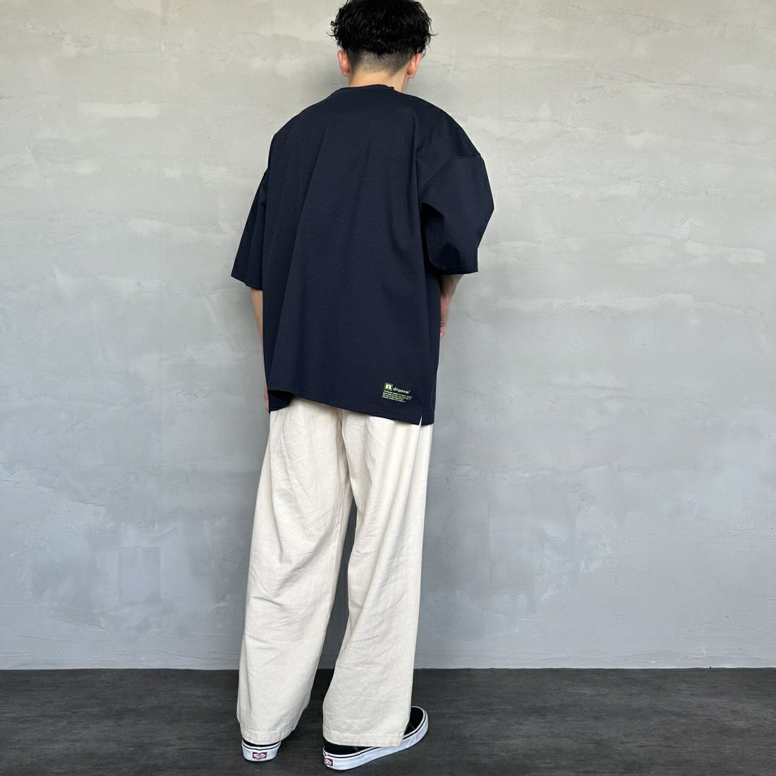 RUSSELL ATHLETIC [ラッセル アスレチック] 別注 DRI POWER ワンポイントロゴTシャツ [RJ-24170IN-JF] NAVY &&モデル身長：168cm 着用サイズ：L&&