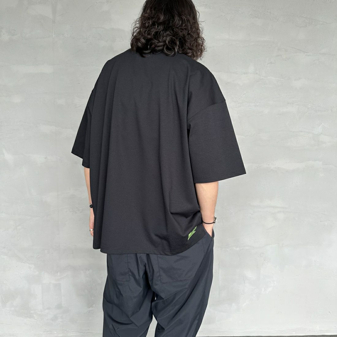 RUSSELL ATHLETIC [ラッセル アスレチック] 別注 DRI POWER ワンポイントロゴTシャツ [RJ-24170IN-JF] BLACK &&モデル身長：173cm 着用サイズ：XL&&